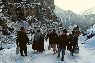 2022 Himachal Polls: Polling team walks 15 km for 6 hours in the snow 