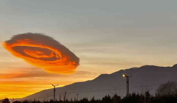 A UFO? Citizens astonished after lens cloud in shape of UFO appears in Turkey