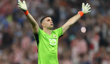 Argentiana Saviour Emilio Martinez Auctions World Cup Gloves For Cancer Hospital