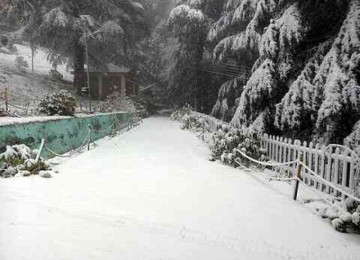 Fresh snowfall and rainfall in Himachal; 6 districts on Orange alert!