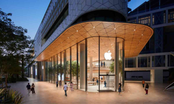 Apple faced with major crowds at new Mumbai BKC store