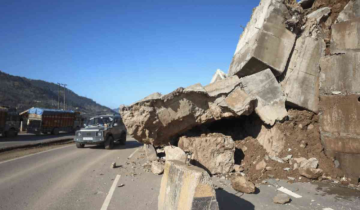 Landslip closed Jammu-Srinagar NH, leaving 300 vehicles stranded