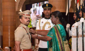 President Droupadi Murmu presented bravery awards to three policemen of Maharashtra