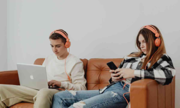 Balancing screen time for teenagers: Expert tips for effective management