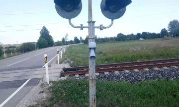 Tractor crash near Bhojudih station averts a train accident in Jharkhand