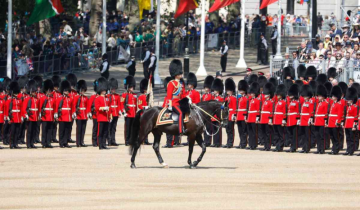 Guardsmen collapse in UK heatwave as temperature hits 30°C