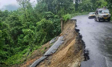 लगातार बारिश के बाद कई भूस्खलनों से दार्जिलिंग हुआ तबाह