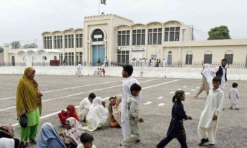 Pakistan: 13 prisoners escape in violent jailbreak during Eid prayers