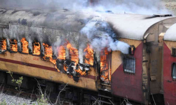 3 coaches of Howrah-Secunderabad Falaknuma express catches fire, hundreds escape scotfree