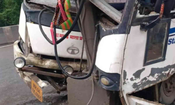 Bus bumps into street pole in Thane, Injures 12