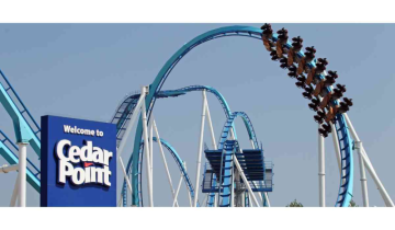 US Rollercoaster freezes mid-air, people forced to walk down