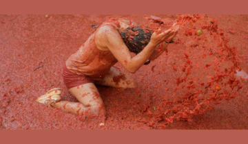 La Tomatina Festival: Spanish town turns red in the world's largest food fight