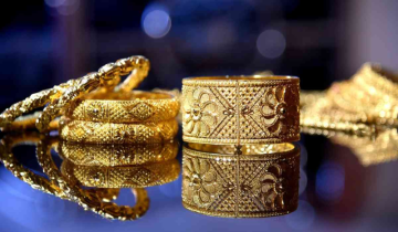 Gold loses ₹650, Silver drops by ₹1,800 on Comex as the domestic market shut on Monday