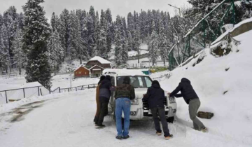 भारतीय सेना ने बर्फबारी के बीच कश्मीर के गुलमर्ग में फंसे 60 पर्यटकों को बचाया