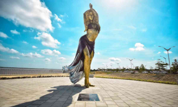 Shakira's hometown honours her with a giant bronze statue of the iconic dance move