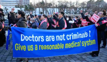 South Korea's healthcare standoff, almost 8000 trainee doctors protest