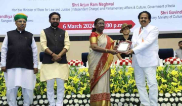 President Droupadi Murmu presents the Sangeet Natak Akademi Awards to the winners