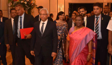 President Murmu's Visit to Mauritius: Gifts 'RuPay Card' to PM Jugnauth
