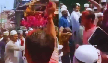 Hindus Shower Flowers on Muslims During Namaz in Seelampur's Holi Celebration