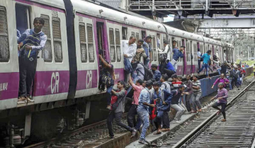 Mumbai Local Train Tragedy: 4 Dead, 6 Injured After Falling Off Overcrowded Thane-Bound Train