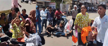 Khargone Students Block MG Road Over Water & Fees Crisis