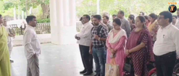 Rewa Collector Himself Stood At Gate And Stopped Late Staff