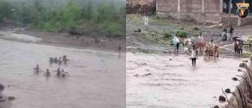 Students Risk Lives Crossing Flooded Kunda River in Khargone, MP