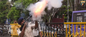 Bihar CJP Student Protests Go Viral: Demonstrators Dance Under Water Cannons, Play Tug-of-War with Police Ropes, and Run Away with Barricades in Patna
