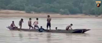 Shocking Video: Boat Overturns in Kotri River, Pakhanjur! Are Our Waterways Safe?