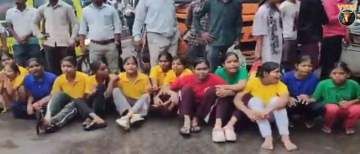 "We Want to Study!" Gen Alpha Students Block Lucknow Roads Demanding Teachers