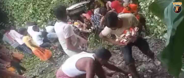 Bihar Liquor Loot: Locals Run Away With Alcohol After Car Overturns in Samastipur