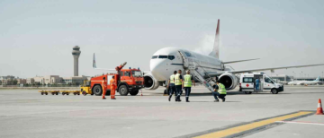 Boeing 737 Shakes Mid-Air in Iran, Cabin Panels Fall on Passengers