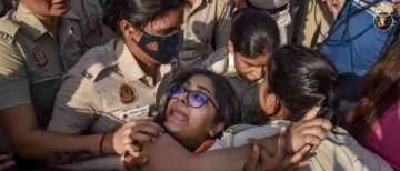 Delhi Police vs Protesters: New Footage Shows Women Officers Manhandled by Crowd