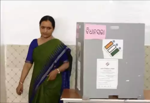 5T Chairman and BJD leader VK Pandian's wife Sujata Karthikeyan casts her vote at a polling booth in Bhubaneswar