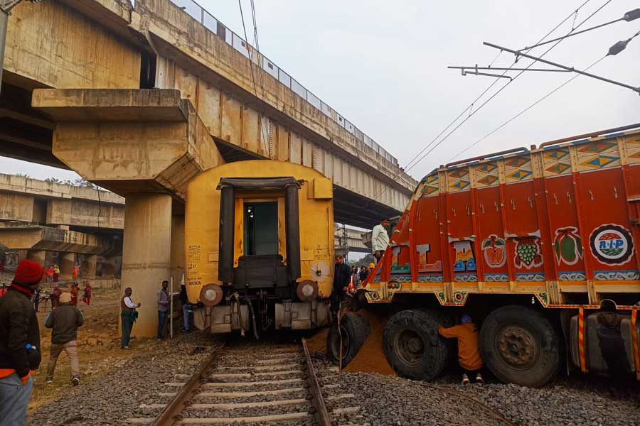 Photo:Train collides with truck in West Bengal,15  injured