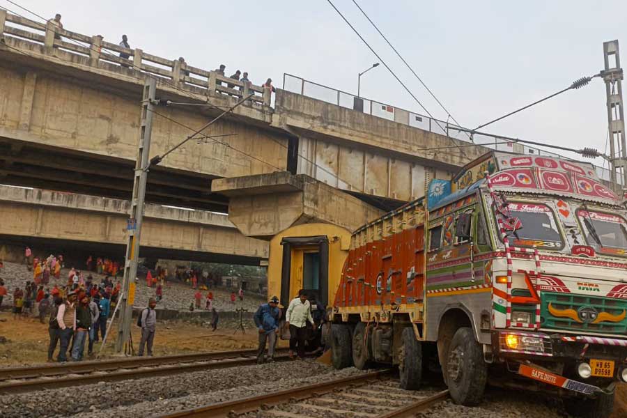 Photo: Train collides with truck in West Bengal,15  injured