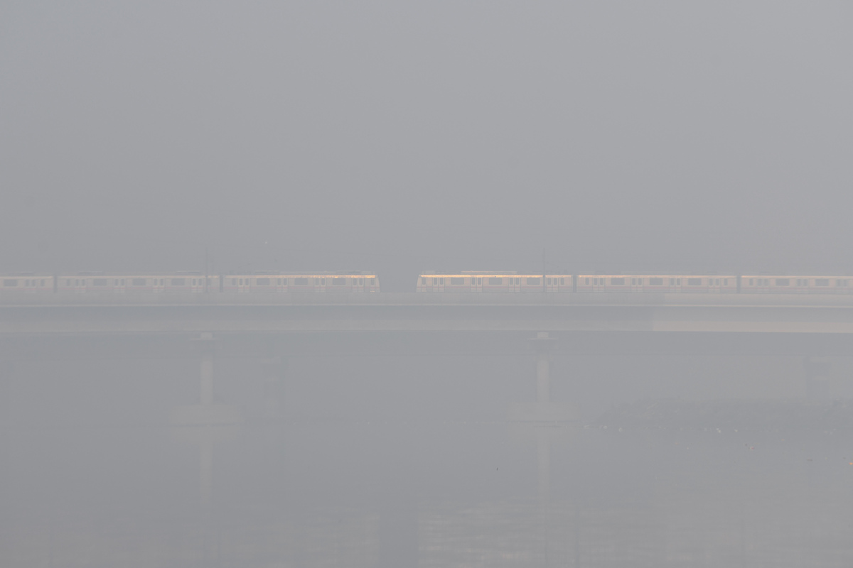 Delhi shivers as thick fog delays 39 trains amid zero visibility