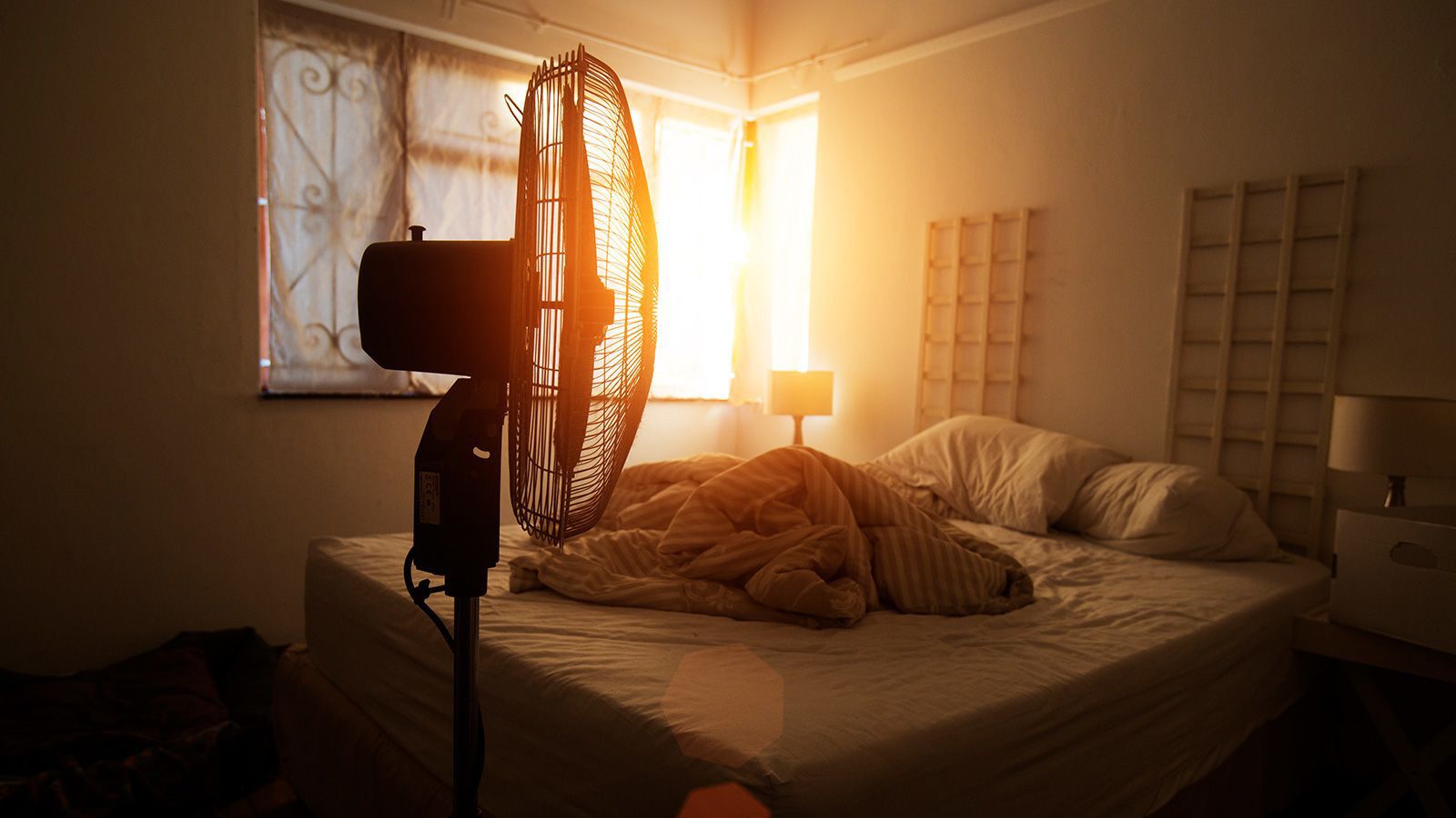 Struggling to Sleep in the Summer Heat? 10 Natural Ways to Sleep Cool in Summer Without AC
