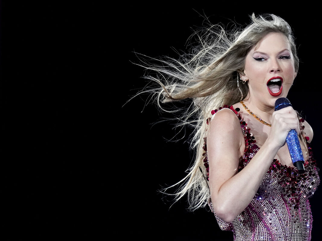 Photo: Taylor Swift shatters records, securing 10 Billboard Music Awards in historic win