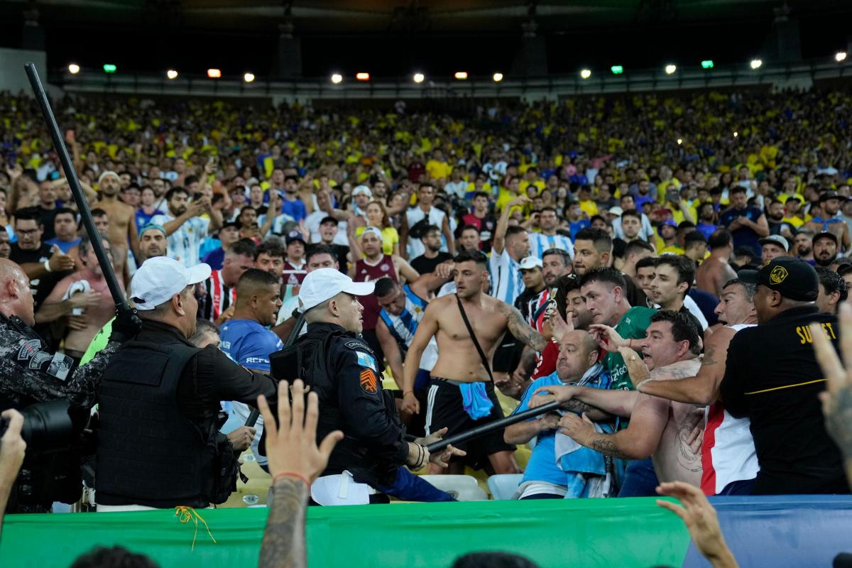 Photo: Argentina triumphs 1-0 over Brazil despite kickoff delay from fan-police clash