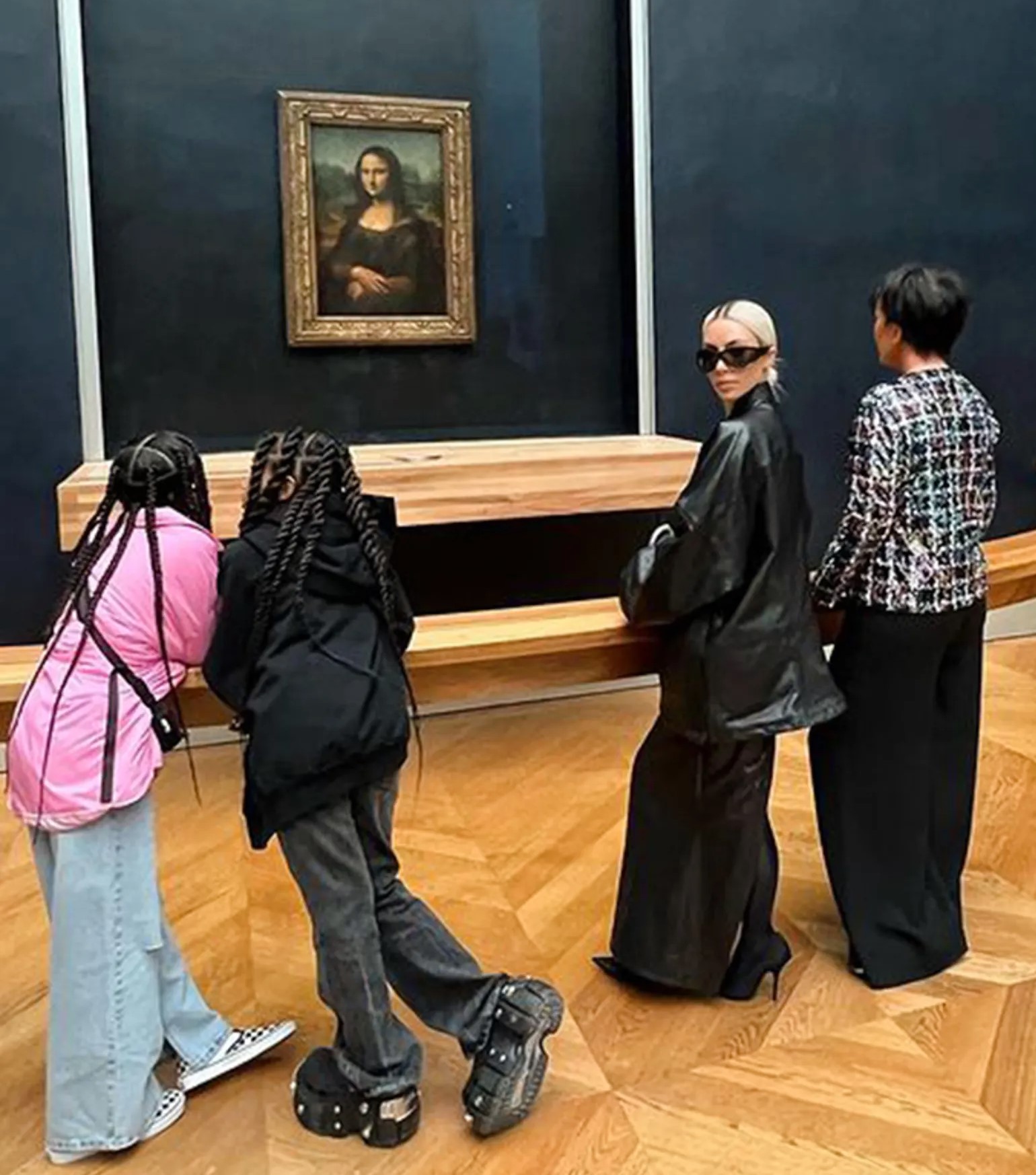 photo: Kim K visiting the Louvre 