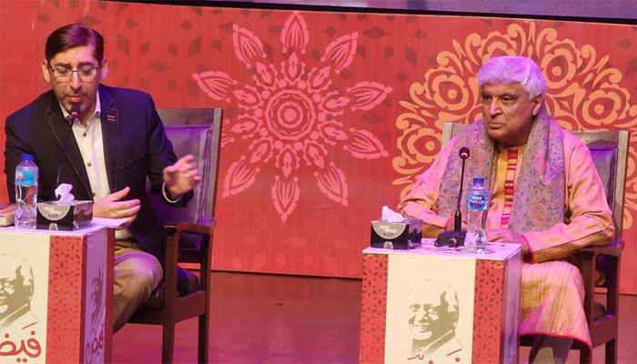 Javed Akhtar honouring the poet Faiz Ahmed Faiz