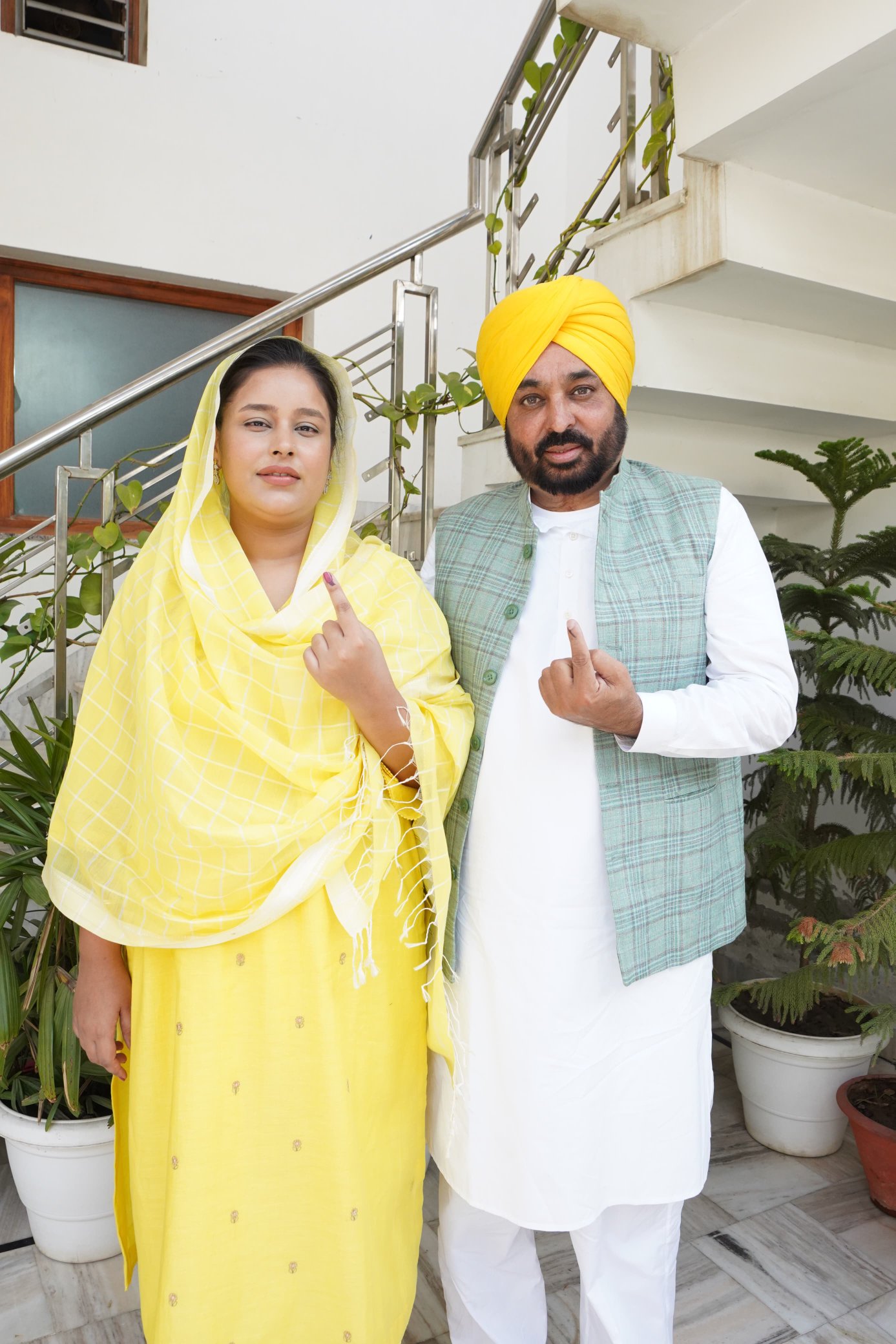 photo:bhagwant mann and wife vote in phase 7