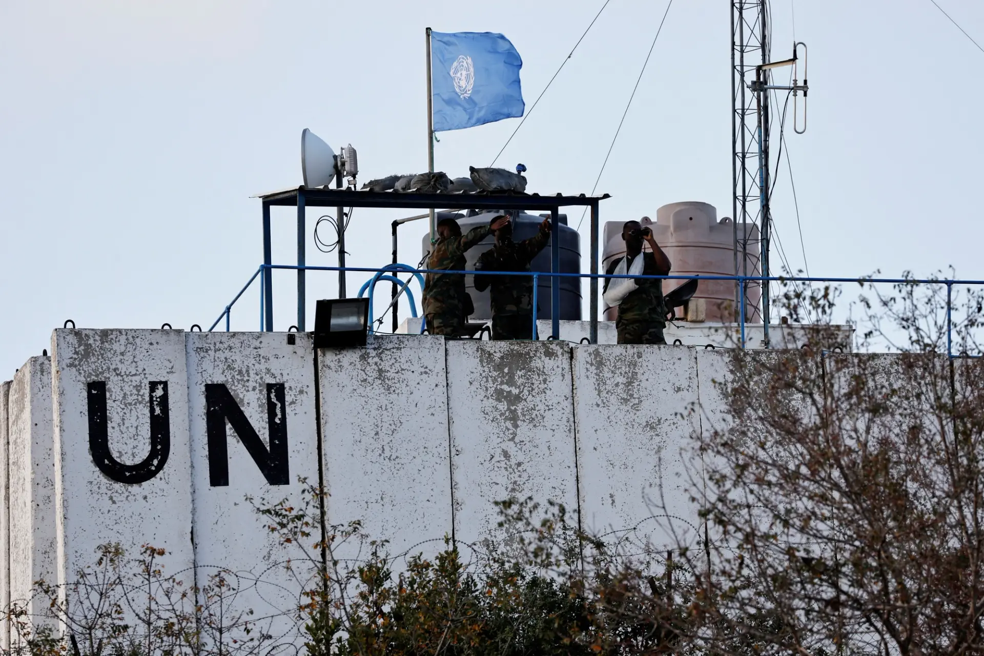 israel fires at UN peacekeepers