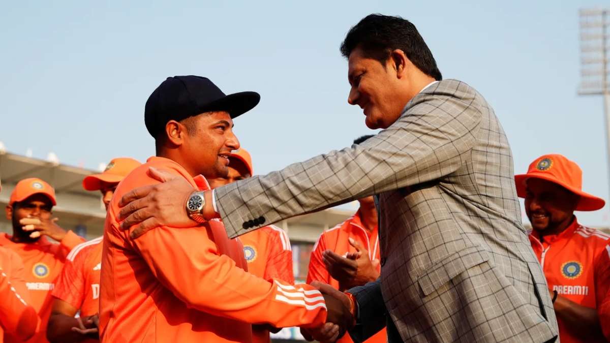 Photo; Anil Kumble presented Sarfaraz with his Test cap