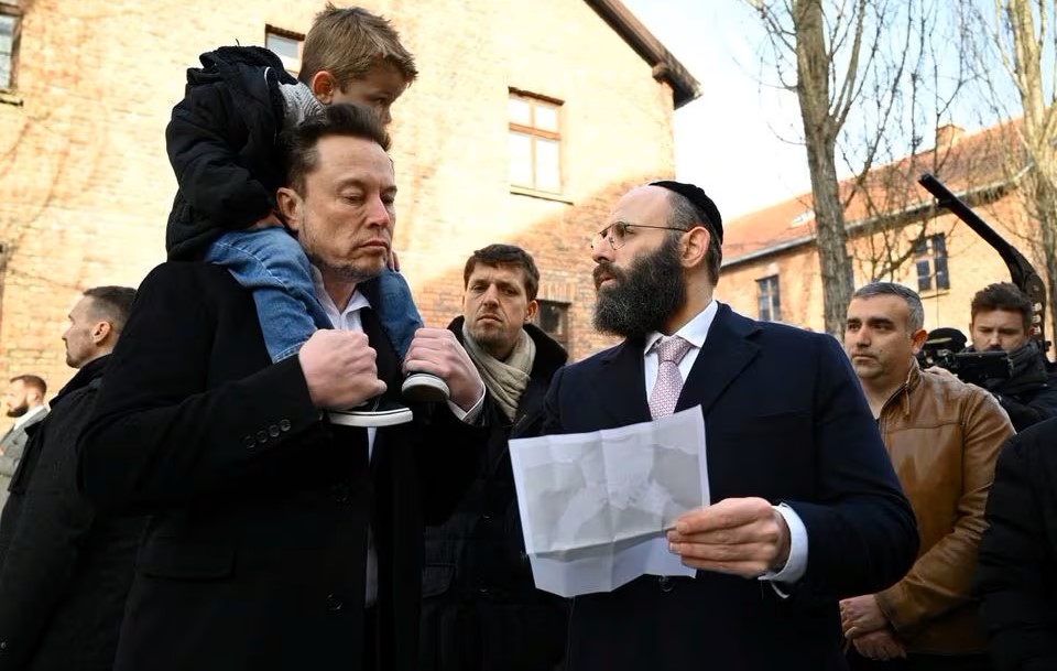 photo:Elon Musk takes part in a private visit to Auschwitz-Birkenau with European Jewish Association (EJA) Chairman Rabbi Menachem Margolin in Oswiecim, Poland 