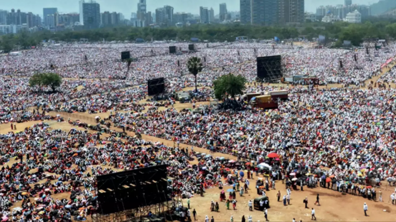 Maharashtra crowd today.