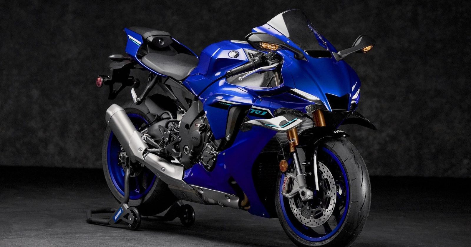 Yamaha YZF-R1M in action