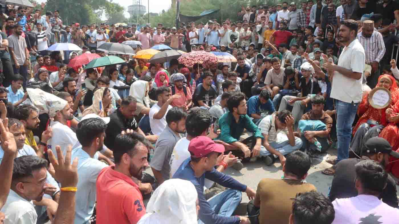 students protest in uttarakhand