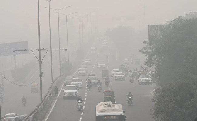 Photo: Delhi chokes in hazardous smog after Diwali